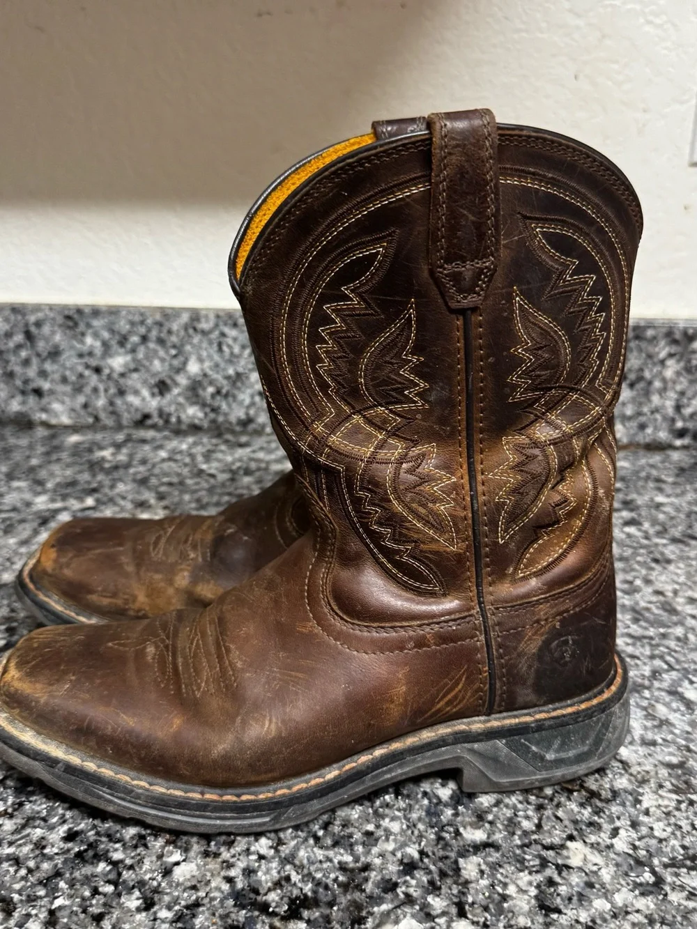ARIAT kids workhog XT coil western boots  youth size 4 square toe boys